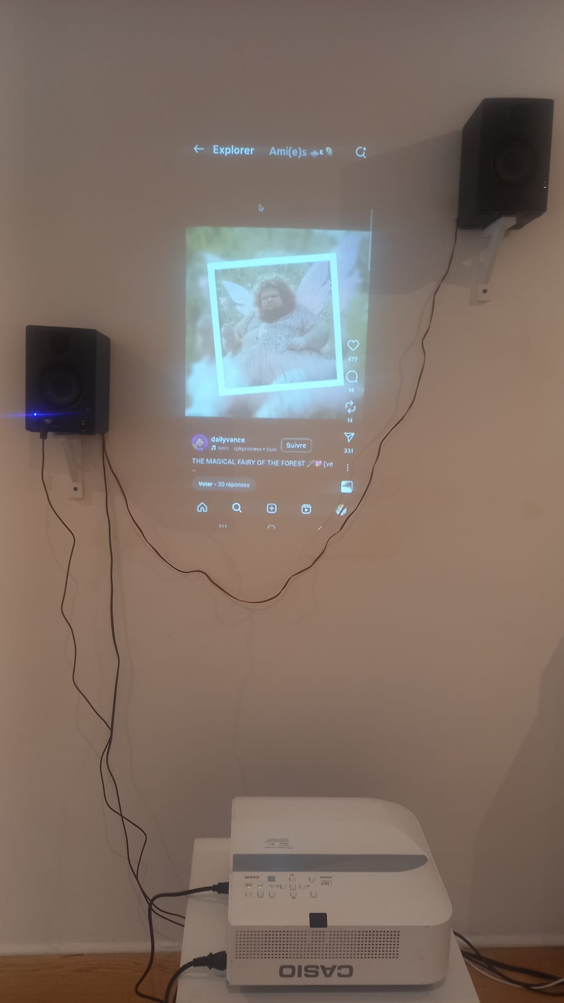 l'installation Slop Machine, projection du flux Instagram et sonification de la description par une IA du Slop